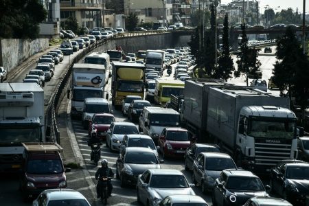 Κίνηση: Ουρές χιλιομέτρων στην Παραλιακή λόγω τροχαίων – Ποιοι δρόμοι είναι στο κόκκινο