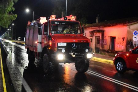 Φωτιά στο κέντρο της Αθήνας – Καίγεται εγκαταλελειμμένο κτίριο στην οδό Βουλής