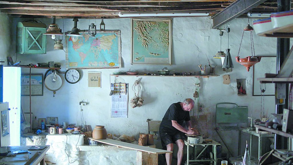 Cycladic Identity: Από το παριανό μάρμαρο στην «ψημένη» της Αμοργού