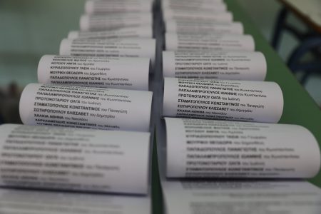 Δημοτικές εκλογές: Έστησαν κάλπη σε αίθουσα για μνημόσυνα στις Σέρρες