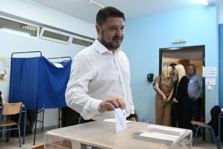 Δημοτικές εκλογές: Ψήφισε στον Βύρωνα ο Νίκος Χαρδαλιάς