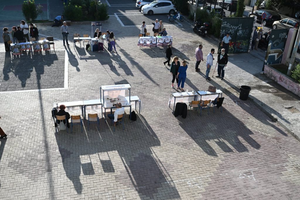 Δημοτικές εκλογές: Οι πρώτες εικόνες από τα εκλογικά κέντρα