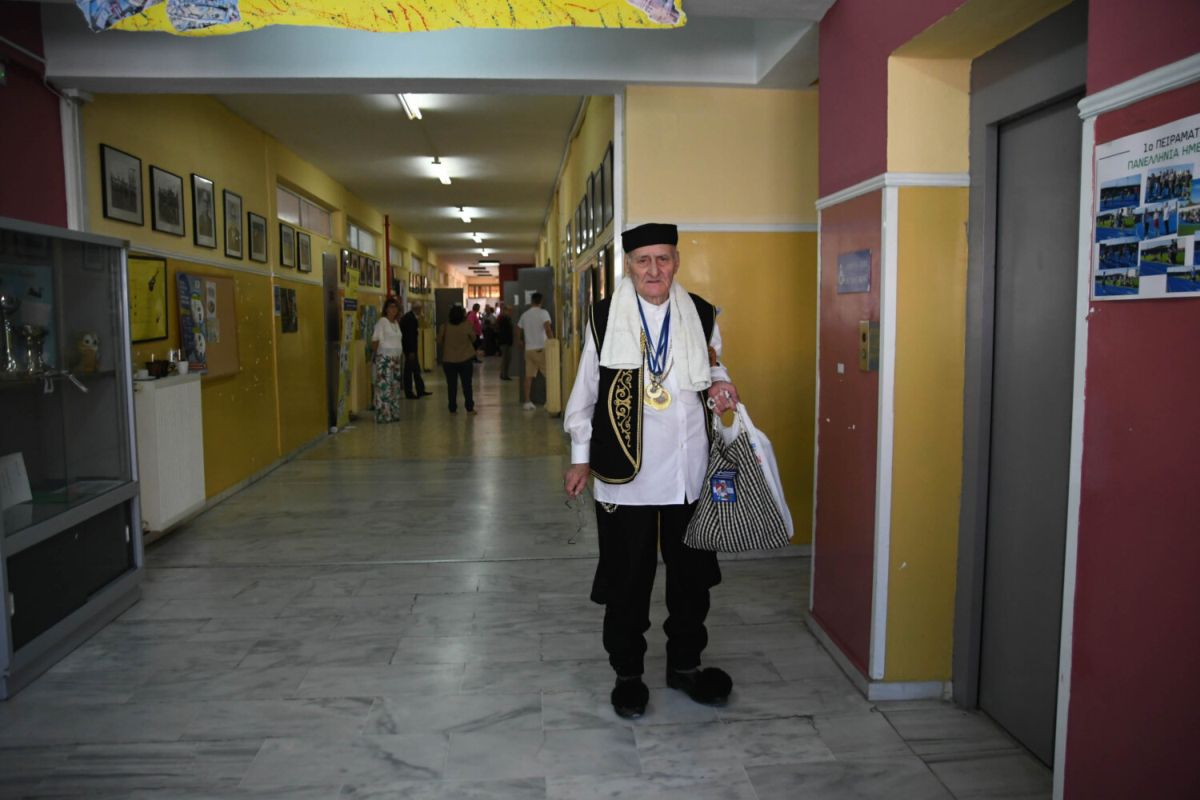 Δημοτικές εκλογές: Πήγε να ψηφίσει με τσαρούχια και γκλίτσα