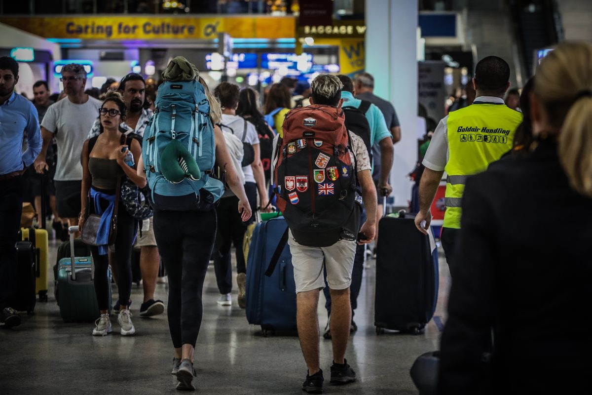 «Ελευθέριος Βενιζέλος»: Ουρές και ταλαιπωρία στον έλεγχο διαβατηρίων – Βλάβη στο σύστημα