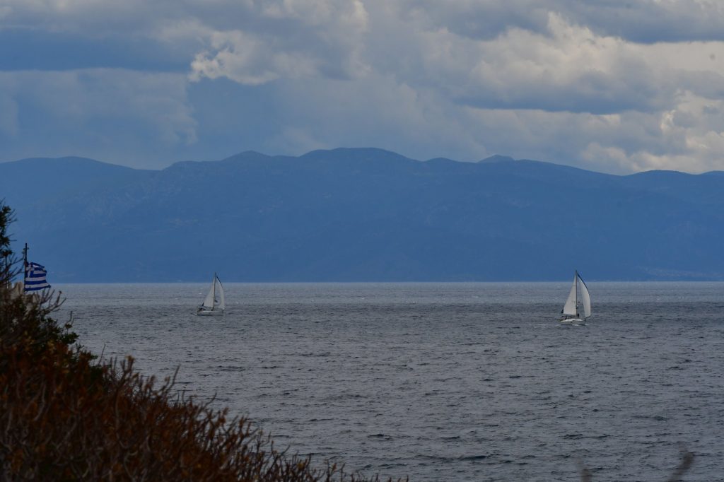 Καιρός: Νεφώσεις και τοπικές βροχές – Σε πτώση η θερμοκρασία