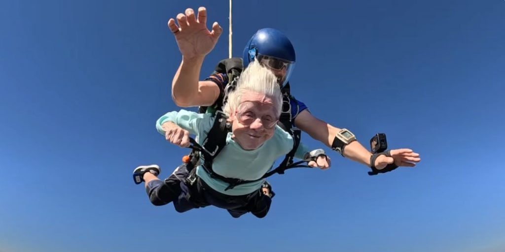 Πέθανε η γιαγιά που έκανε ελεύθερη πτώση με αλεξίπτωτο στα 104