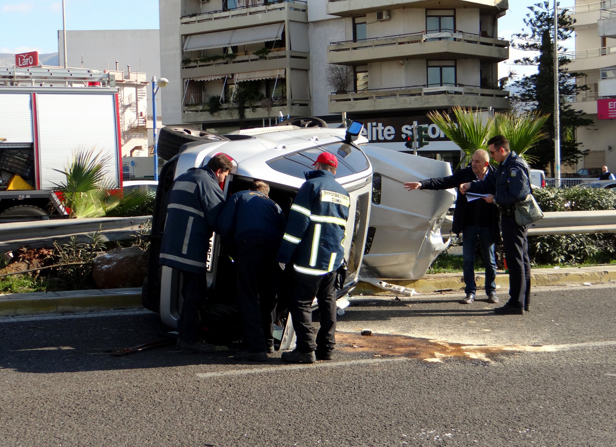 Βούλα: Σοβαρό τροχαίο με 23χρονη οδηγό – Νοσηλεύεται  σε σοβαρή κατάσταση