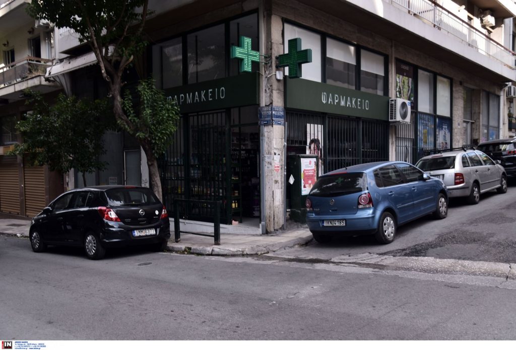 Κυψέλη: Ημίγυμνος διαρρήκτης κλέβει φαρμακείο (βίντεο)