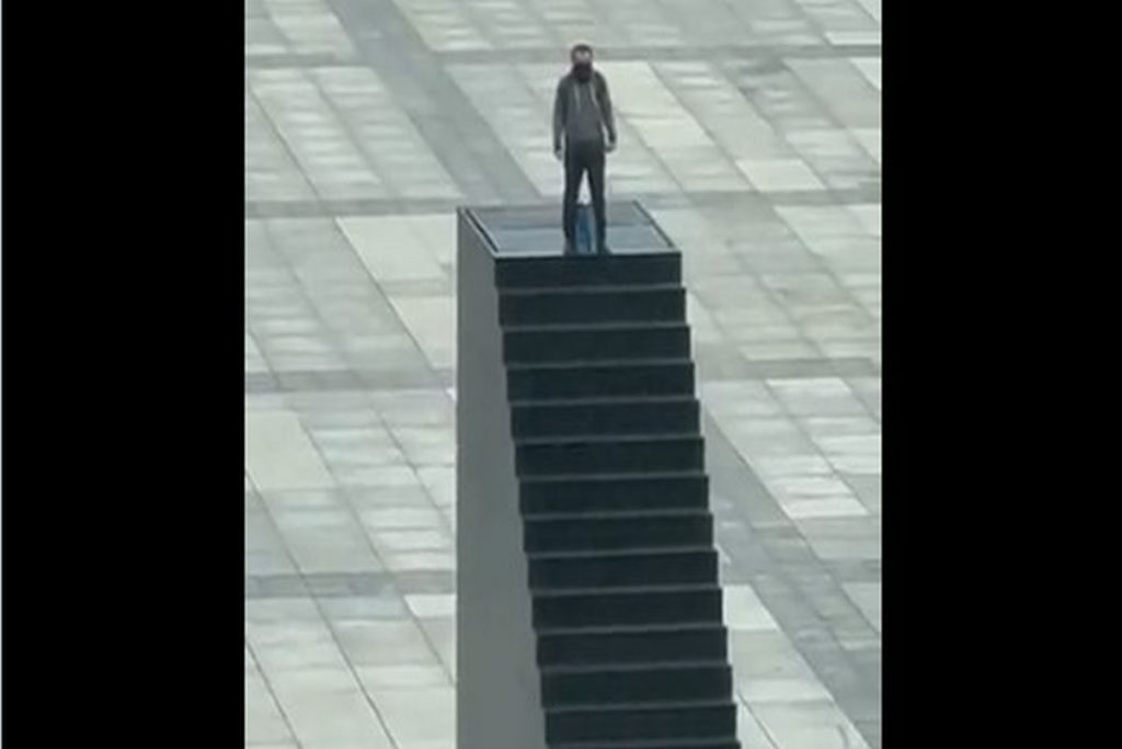 Πολωνία: Άνδρας απειλεί να ανατιναχθεί σε πλατεία