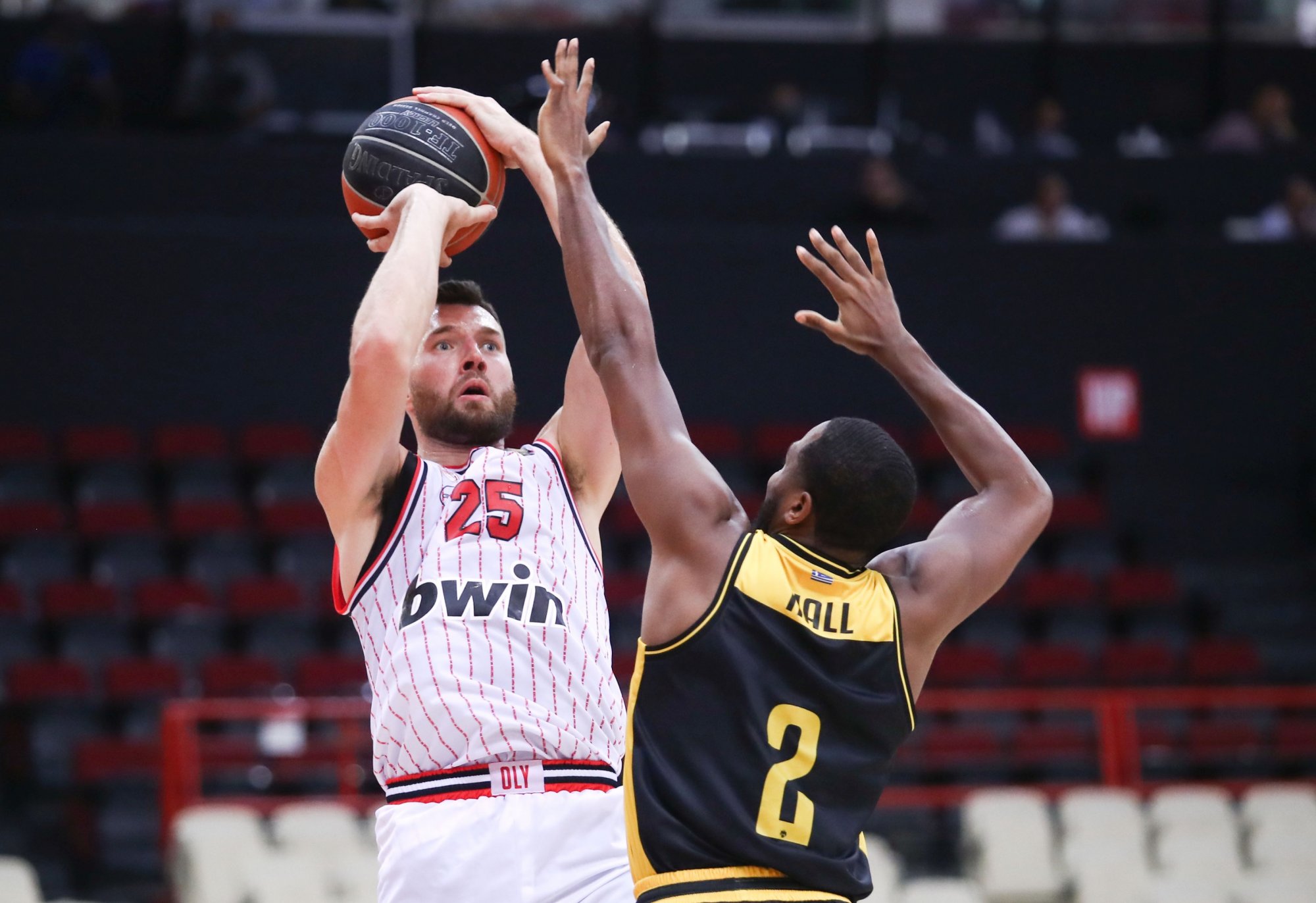 Ολυμπιακός – ΑΕΚ 79-71: Πήρε τη νίκη στο άδειο ΣΕΦ με «τρίποντες μαχαιριές»