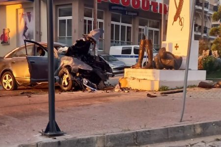 Φλώρινα: Έκλεψε το αμάξι, έπεσε πάνω στο άγαλμα και σκοτώθηκε – Νεκρός και ένας 80χρονος