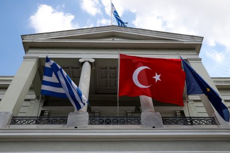 Ελληνοτουρκικά: «Χαμηλή διπλωματία» στη συνάντηση Φραγκογιάννη – Ακτσαπά