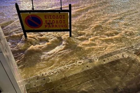 Πάτρα: Πλημμύρισαν δρόμοι από την καταιγίδα