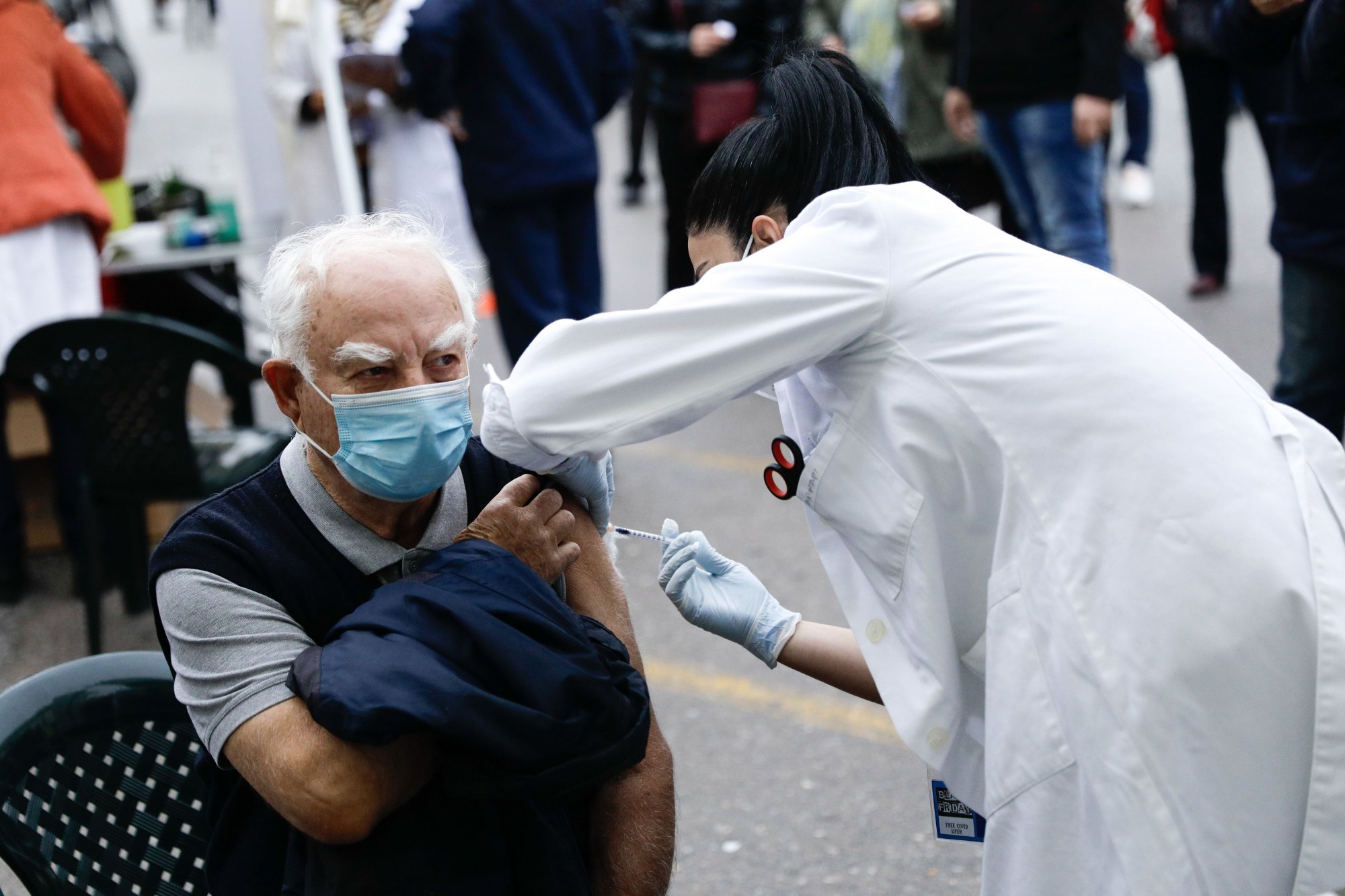 Κορωνοϊός: Αύξηση κρουσμάτων, «να εμβολιαστούν οι άνω των 60»