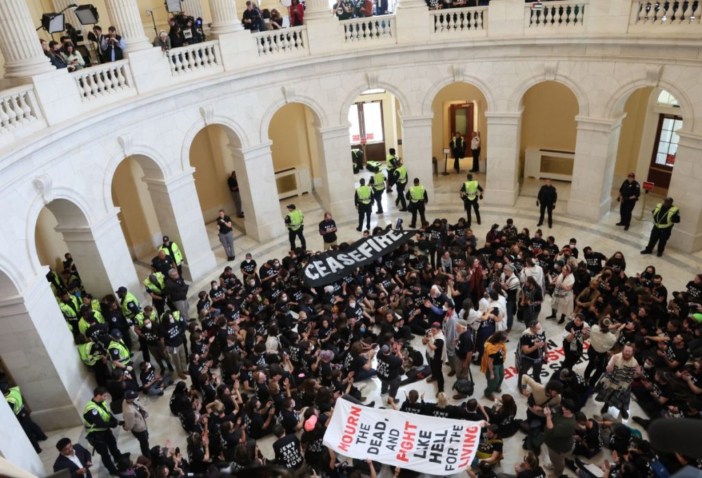 Αμερικανο-Εβραίοι εισέβαλαν στο Καπιτώλιο – Διαδήλωσαν υπέρ της εκεχειρίας στη Γάζα