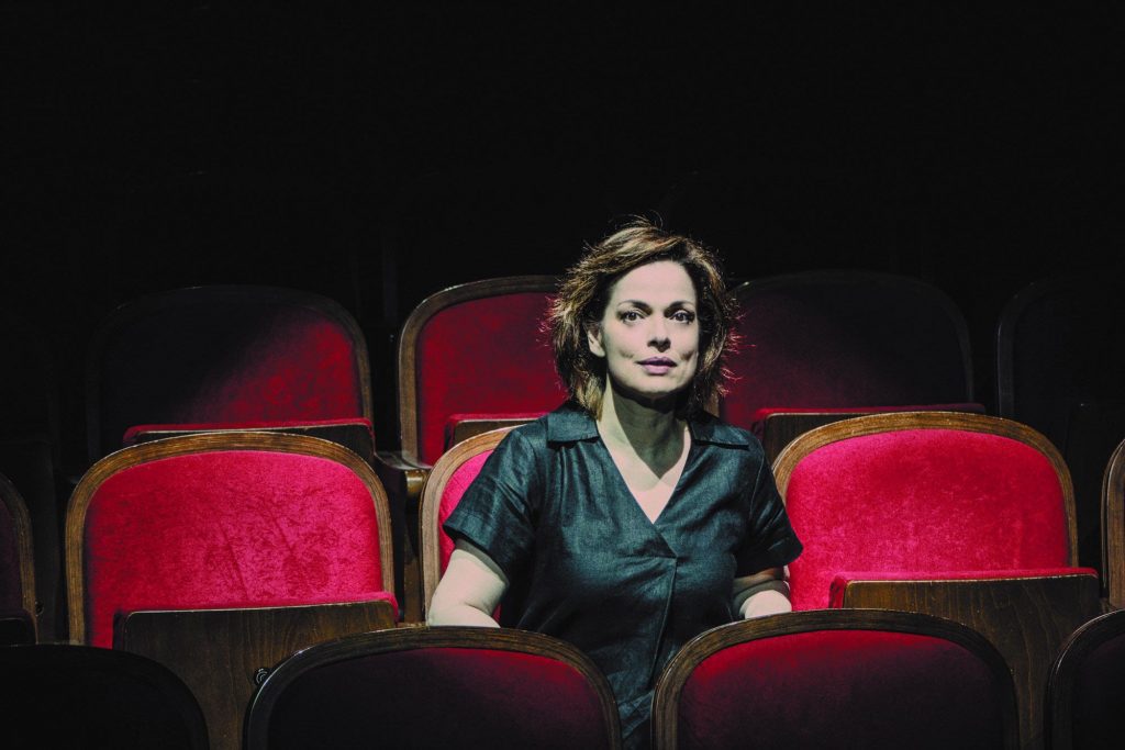 Δάφνη Λαμπρόγιαννη: «Η κωμωδία δεν σε αφήνει να πεθάνεις»