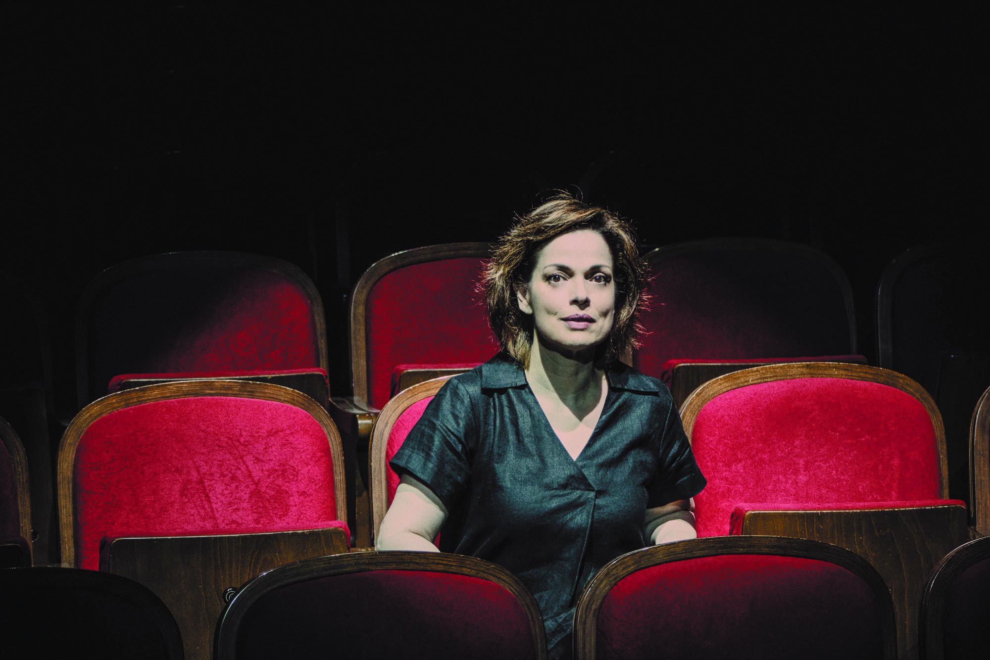 Δάφνη Λαμπρόγιαννη: «Η κωμωδία δεν σε αφήνει να πεθάνεις»