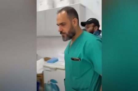 Γάζα: Η τραγική στιγμή που Παλαιστίνιος, γιατρός, αναγνωρίζει το νεκρό παιδί του