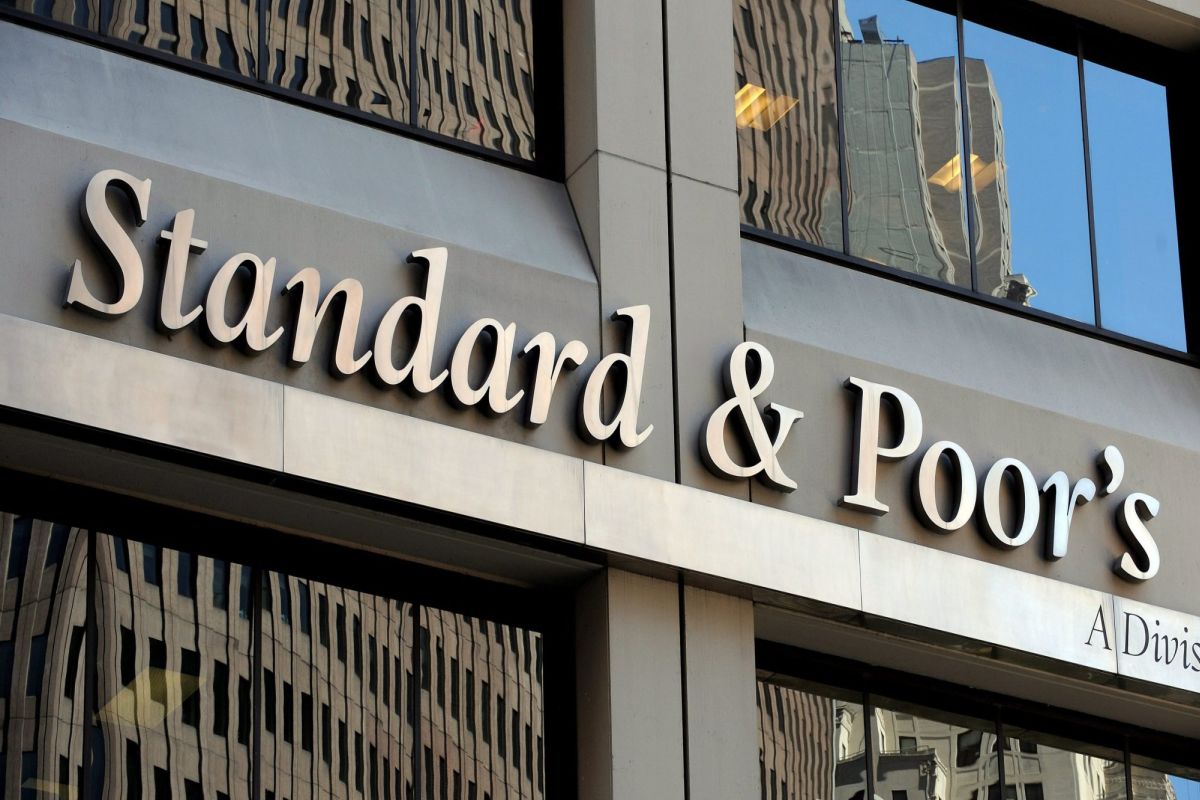 Standard & Poor’s: Ισχυρό σήμα για τις αγορές η επενδυτική βαθμίδα στην Ελλάδα