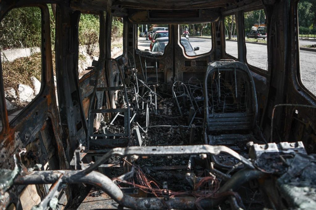 Πεδίο μάχης η Πανεπιστημιούπολη: Μολότοφ, καμένα Ι.Χ. και ένας τραυματίας αστυνομικός