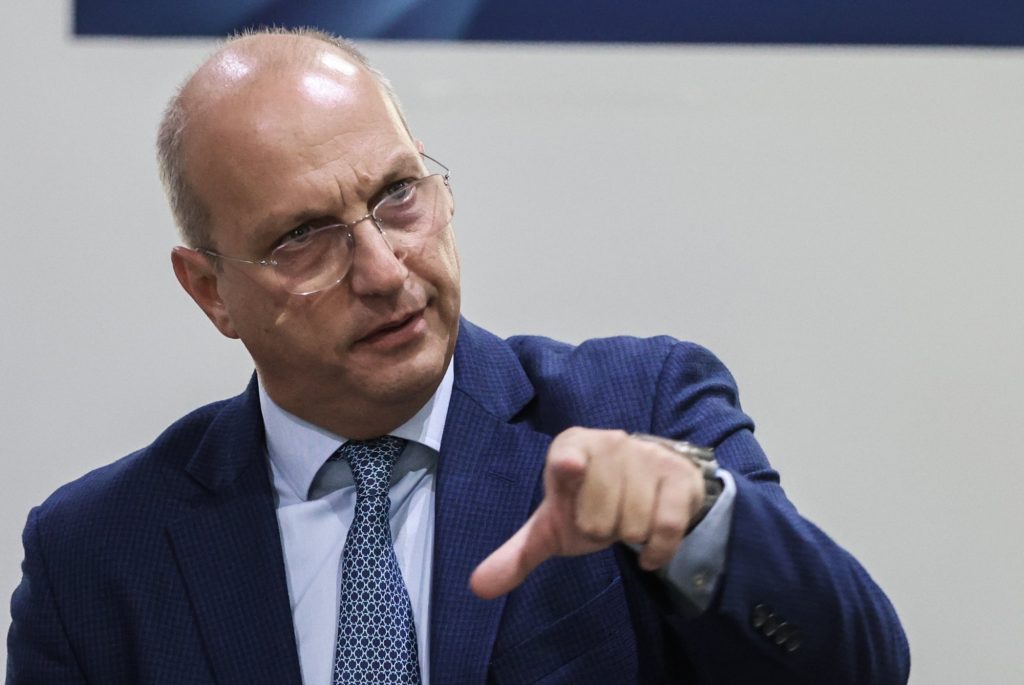 Οικονόμου: Η Τροχαία δεν μπορεί να διαπλατύνει ή να κατασκευάσει δρόμους