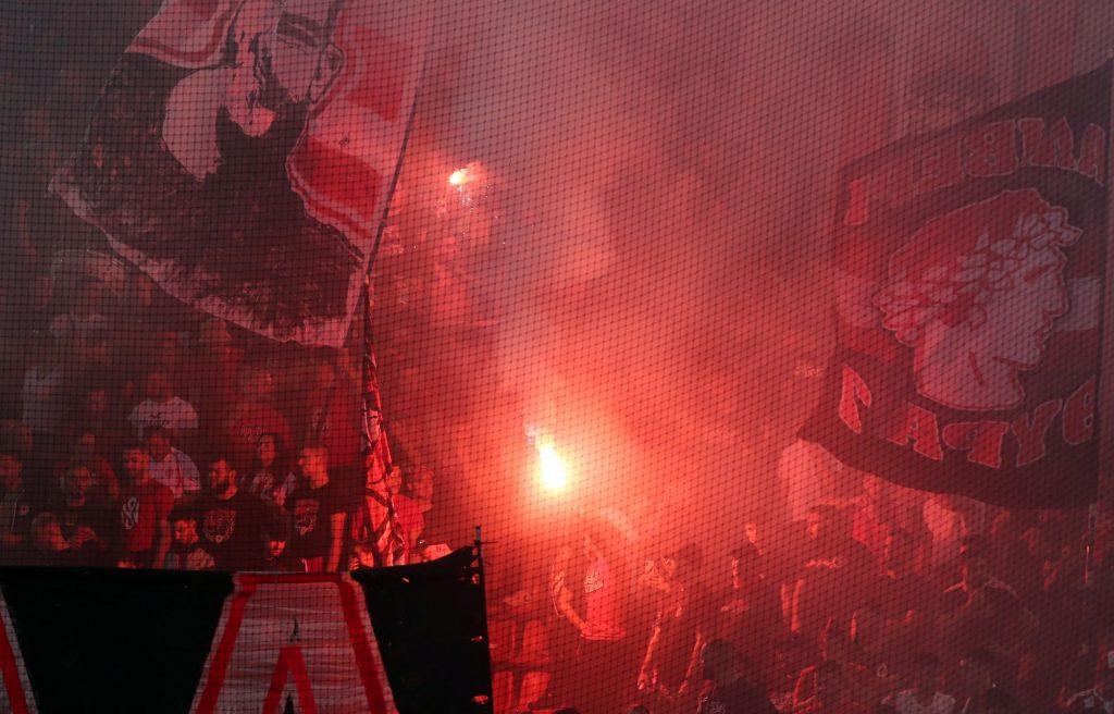 ΠΑΕ Ολυμπιακός: «Θα απαγορευτεί δια βίου η είσοδος σε αυτόν που πέταξε την κροτίδα»