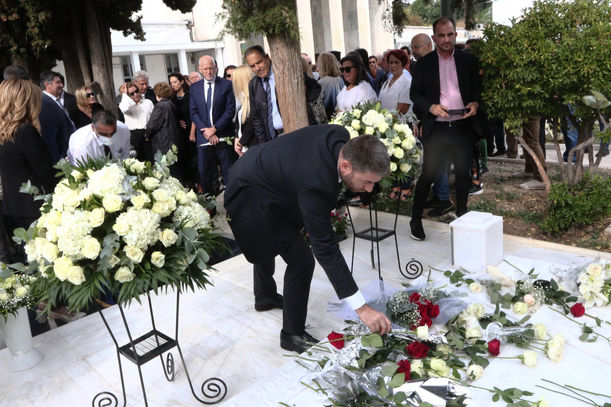 Φώφη Γεννηματά: Μνημόσυνο για τα δύο χρόνια από τον θάνατο της – Λουλούδια στη μνήμη της από συγγενείς και μέλη του ΠαΣοΚ
