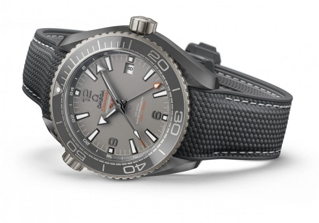 Το Seamaster Planet Ocean Dark Grey είναι φτιαγμένo από υπερσύγχρονο κεραμικό