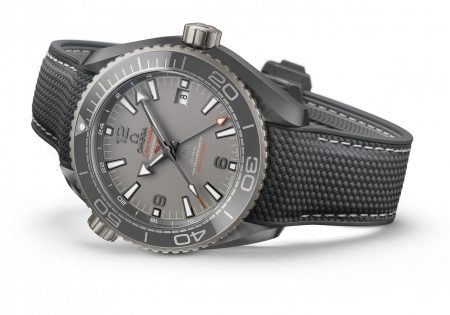 Το Seamaster Planet Ocean Dark Grey είναι φτιαγμένo από υπερσύγχρονο κεραμικό