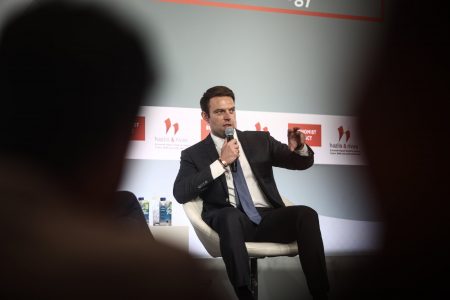 Στέφανος Κασσελάκης: Γιατί μίλησε αγγλικά στο συνέδριο του Economist