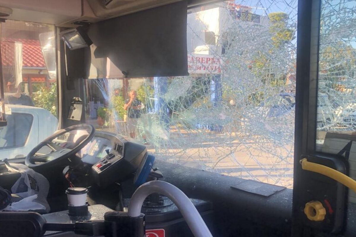«Θα σας σκοτώσω όλους»: Άνδρας βανδάλισε λεωφορείο στην Αρτέμιδα