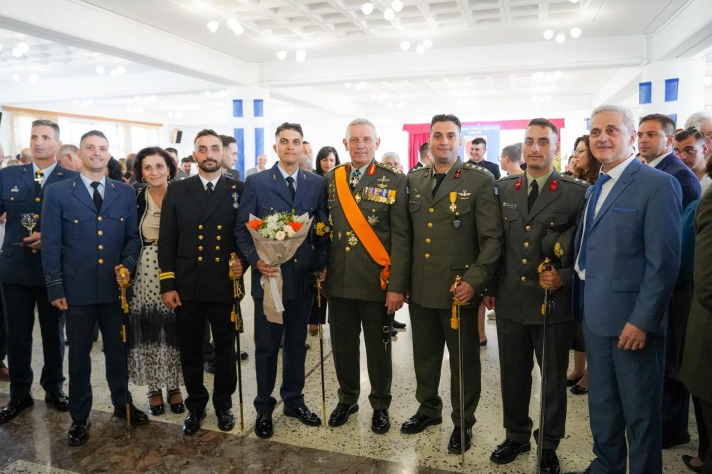 Ο απόστρατος με τους 5 αξιωματικούς γιους και η φωτογραφία με τον Φλώρο