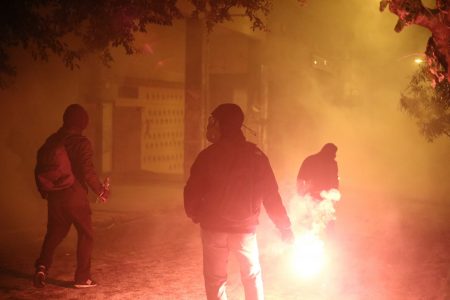 Εξάρχεια: «Μάχη» αντιεξουσιαστών – αστυνομίας με μολότοφ και χημικά