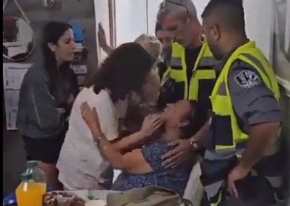 Ισραήλ: Η στιγμή που η όμηρος της Χαμάς πέφτει στην αγκαλιά της γιαγιάς της – Δείτε βίντεο