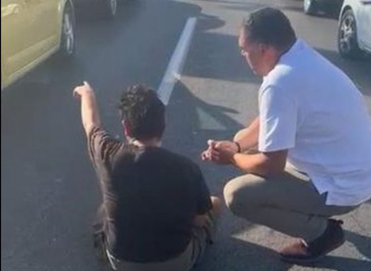 Δημήτρης Παπανικολάου: Πώς βοήθησε παιδί με αυτισμό που ξάπλωσε στη Βάρης – Κορωπίου