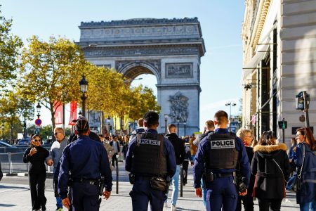 Παρίσι: Αστυνομικό πυρ εναντίον γυναίκας – Φέρεται να φώναξε «Αλλαχού Ακμπάρ»
