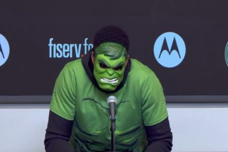 Ο Γιάννης Αντετοκούνμπο ντύθηκε Hulk και πήγε στη συνέντευξη Τύπου
