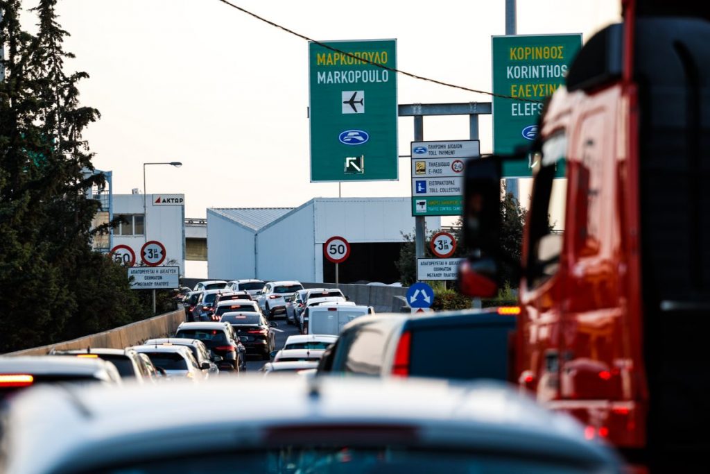 Κίνηση: Σύγκρουση οχημάτων στην Αττική Οδό, μεγάλες καθυστερήσεις