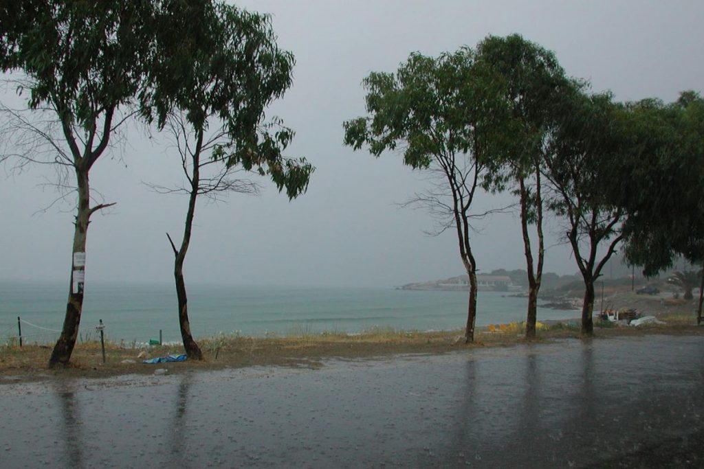 Κέρκυρα: Πλημμύρες από τη βροχή – Έπεσαν σοβάδες από μπαλκόνι