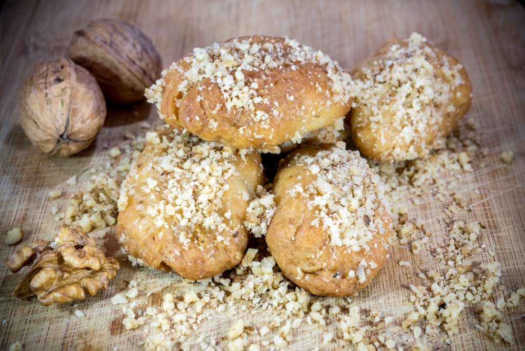 Μελομακάρονα: Ξεκίνησε η παραγωγή – Πού κυμαίνονται οι τιμές