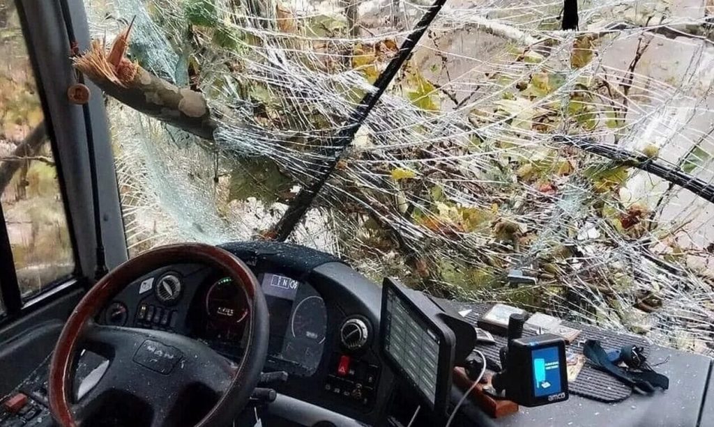 Ξάνθη: «Ήμουν έτοιμος για παν ενδεχόμενο» – Η στιγμή της πτώσης του δέντρου στο ΚΤΕΛ