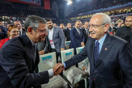 «Ο Κιλιτσντάρογλου άφησε τον Οζέλ στον Ιμάμογλου» – Πώς έγινε η αλλαγή σελίδας στην ηγεσία του CHP