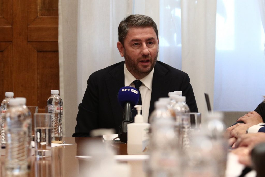 Ανδρουλάκης: «Χάδι» για τους φοροφυγάδες ο οριζόντιος φόρος της κυβέρνησης