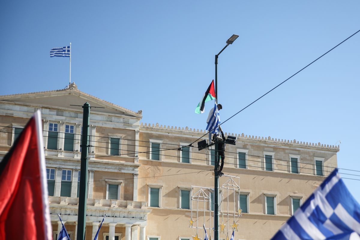 Προσήχθη ο Παλαιστίνιος που ανέβασε σημαία της χώρας του στο Σύνταγμα