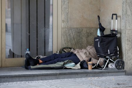 Βρετανίδα ΥΠΕΣ για άστεγους: «Εχουν επιλέξει να μένουν στο δρόμο »