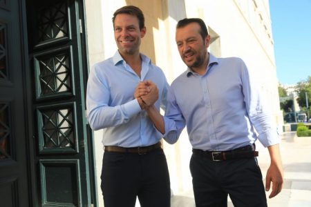 Ο γαλάζιος βουλευτής που δίνει συμβουλές στους Συριζαίους