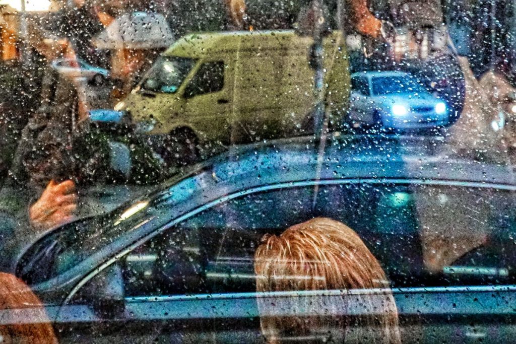 Καιρός: Καταιγίδες και θυελλώδεις άνεμοι – Οι περιοχές στο «κόκκινο»