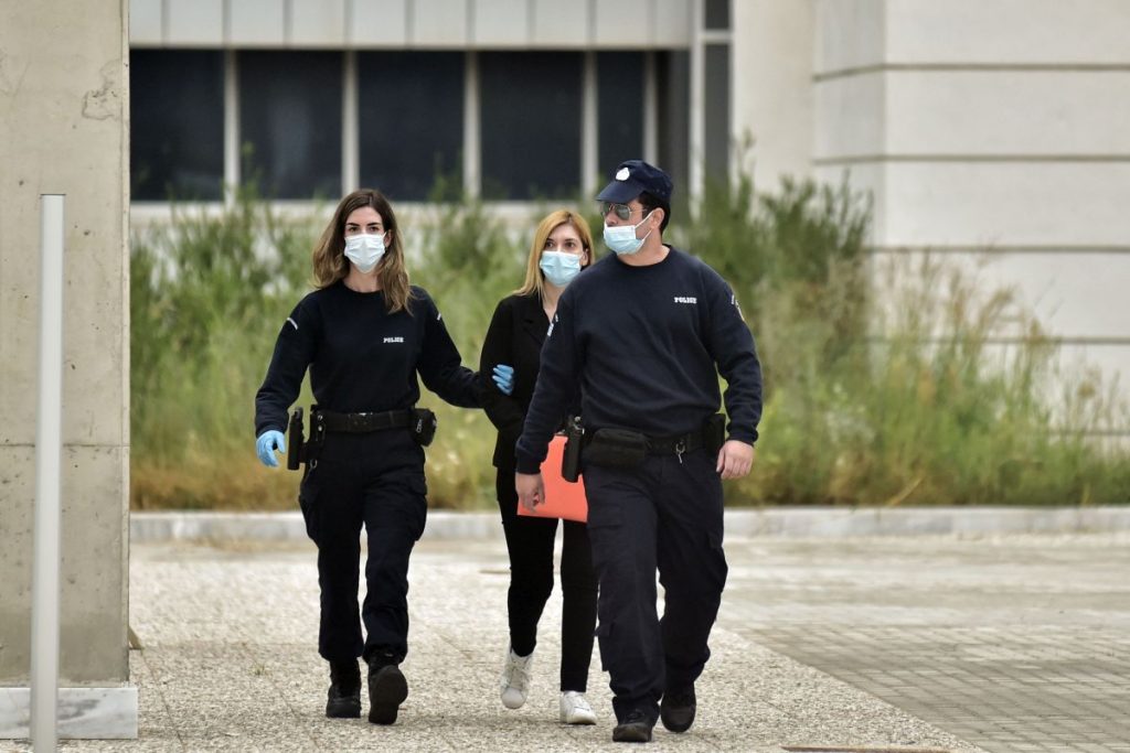 Πισπιρίγκου: «Έχει χάσει δυο παιδιά και ψάχνει αν ο Μάνος φοράει τη βέρα του»