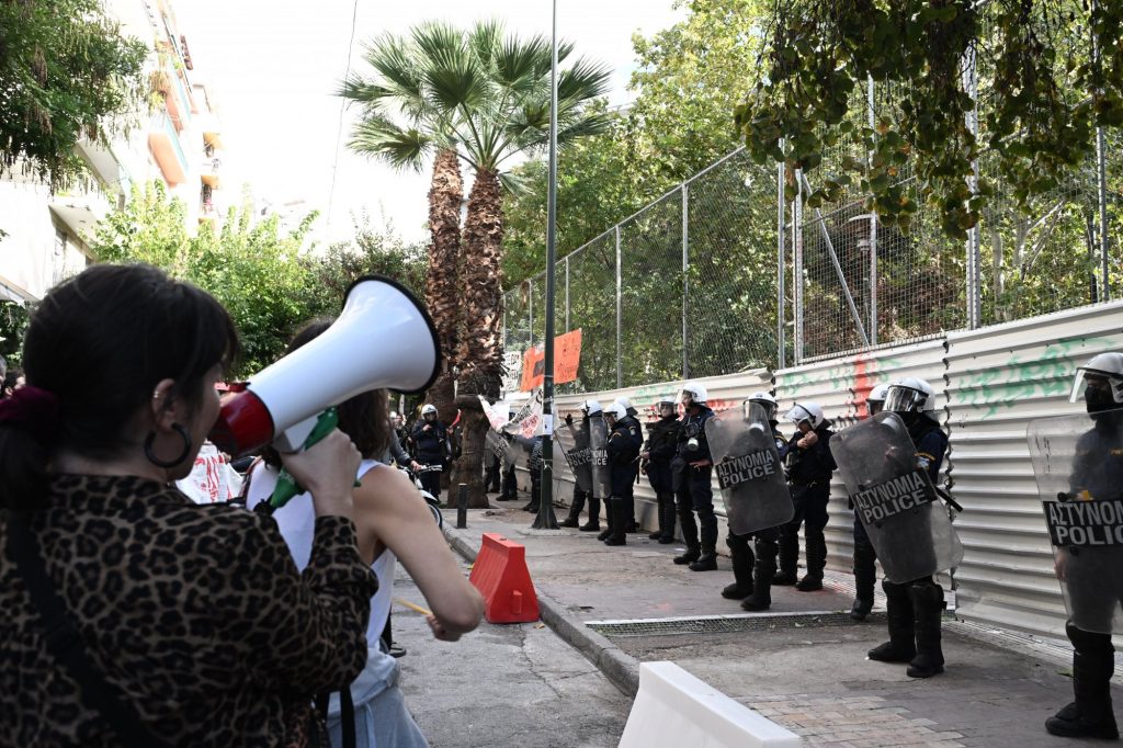 Ενταση στα Εξάρχεια: Προσαγωγές και συλλήψεις για την κοπή των δένδρων λόγω του μετρό