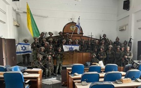 Στρατιώτες των IDF ύψωσαν την ισραηλινή σημαία στο κοινοβούλιο της Γάζας